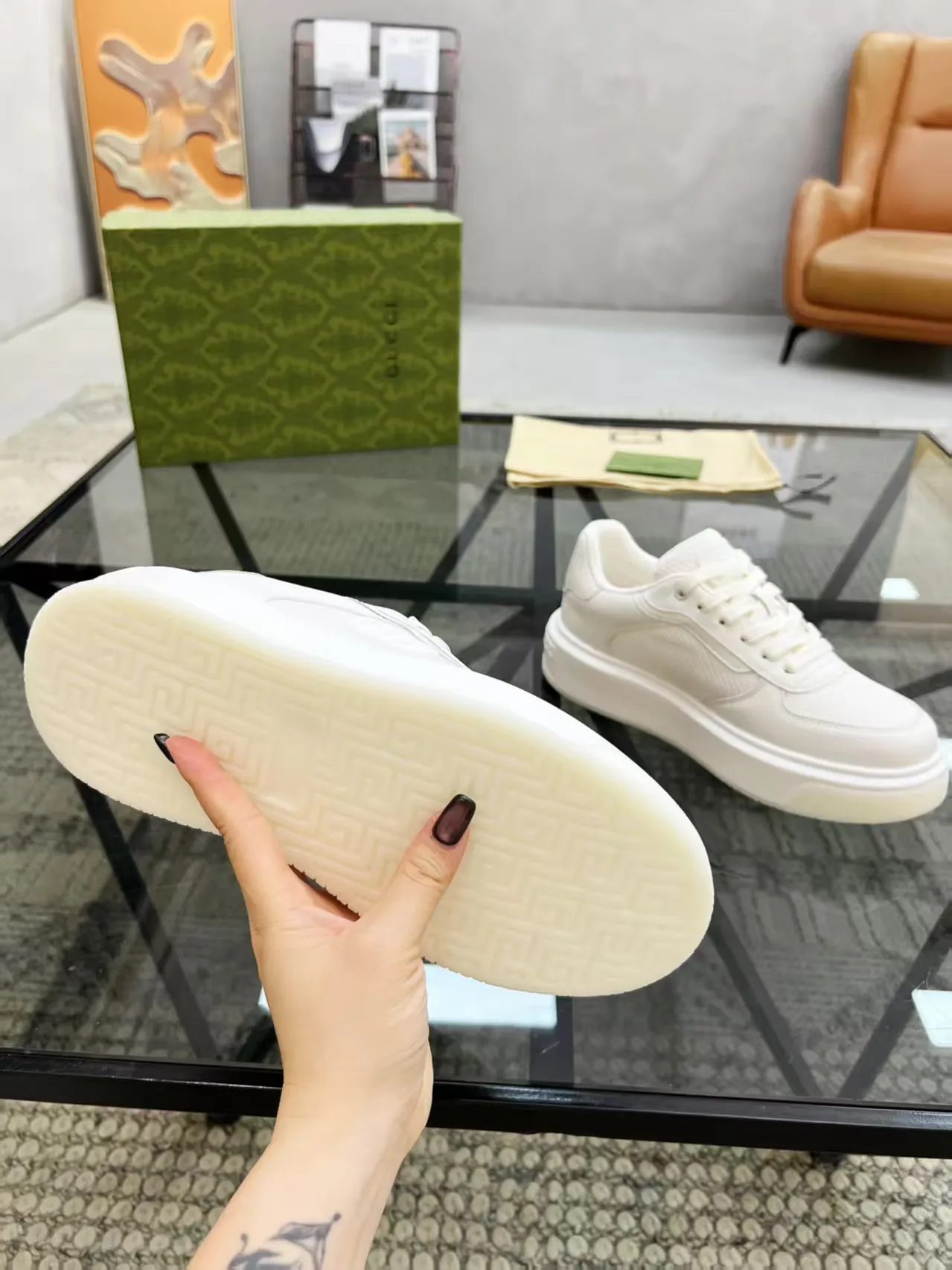 Factory price: 460💰Gucci new men's shoes GUCCI [Lightning] latest shoes are shipped. Original quality, fashionable, made of special materials, sheepskin lining, brand new packaging. The foot feels super comfortable and the workmanship is impeccable. Size: 38-45